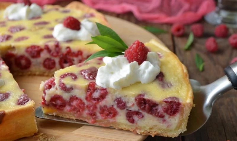 Вкус, знакомый с детства: рецепт заливного пирога с малиной