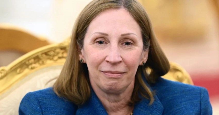 Хотела передать послание: посла США Линн Трейси застали за очень странным занятием