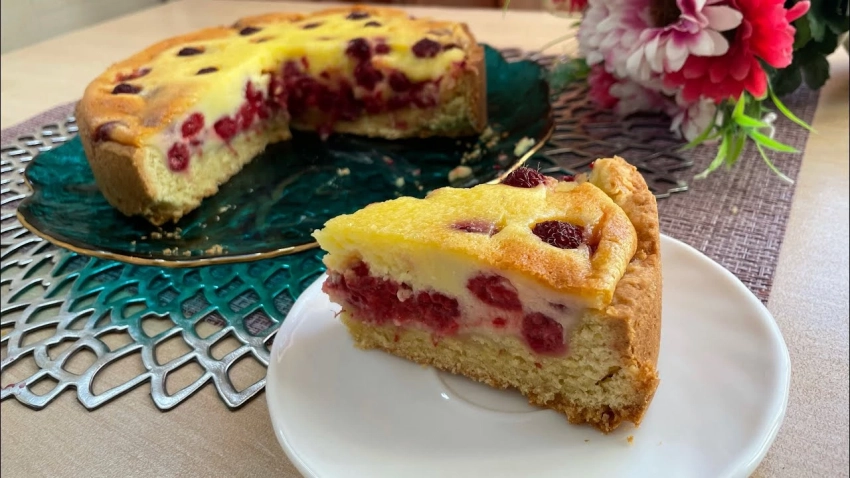 Вкус, знакомый с детства: рецепт заливного пирога с малиной