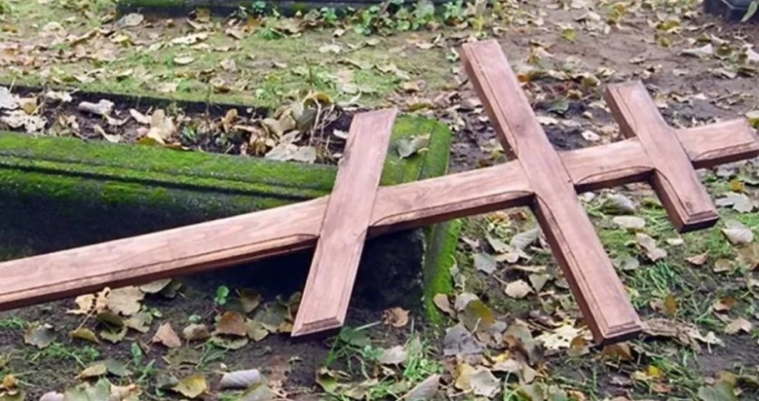 Пляски на костях: Школьницы украли с кладбища крест, осквернили и выкинули на мусорку