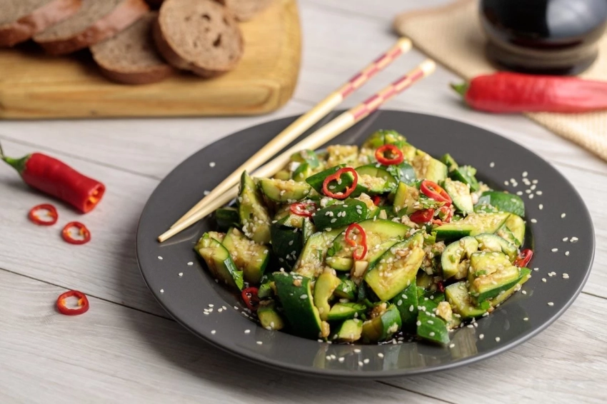 Вкусные закуски паназиатской кухни: битые огурцы и капуста кимчи