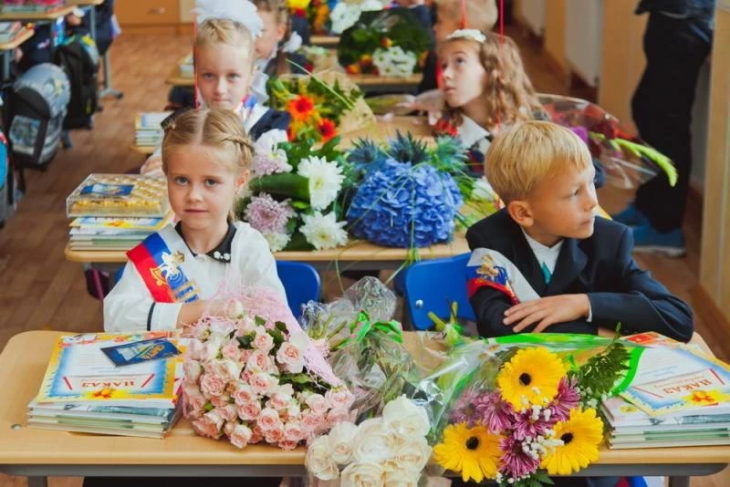 На День знаний, 1 сентября 2023 года, можно отправить прикольные поздравления в виде прозы и стихов