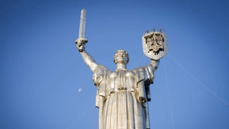 На монументе Родина-мать в Киеве началась установка трезубца вместо герба СССР, что сказала Мария Захарова