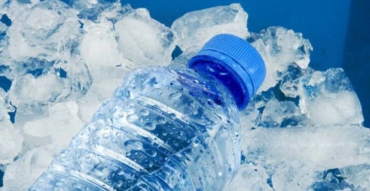 Зачем класть в морозилку пакеты или полиэтиленовые бутылки с водой