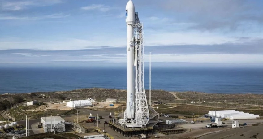 SpaceX строит «оборонное мегасозвездие»: компания запустила ракету Falcon 9 с 13 спутниками Пентагона