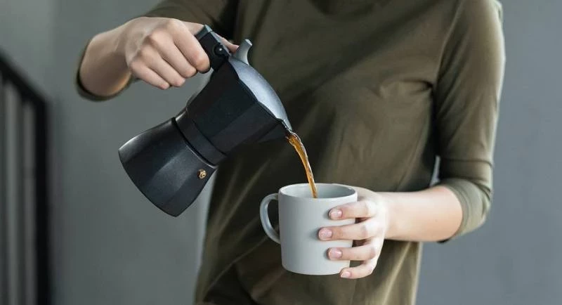 Зеленый, черный или чай в пакетиках: что бодрит лучше кофе рассказали специалисты