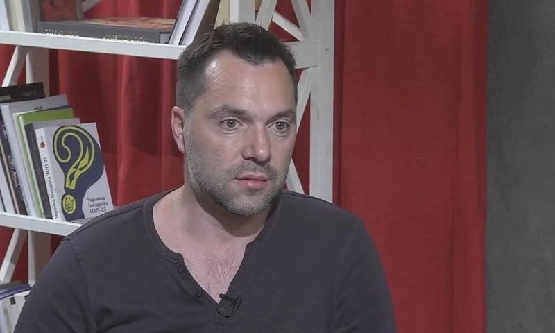За что МВД РФ разыскивает экс-советника офиса Зеленского Алексея Арестовича: что скандального заявил