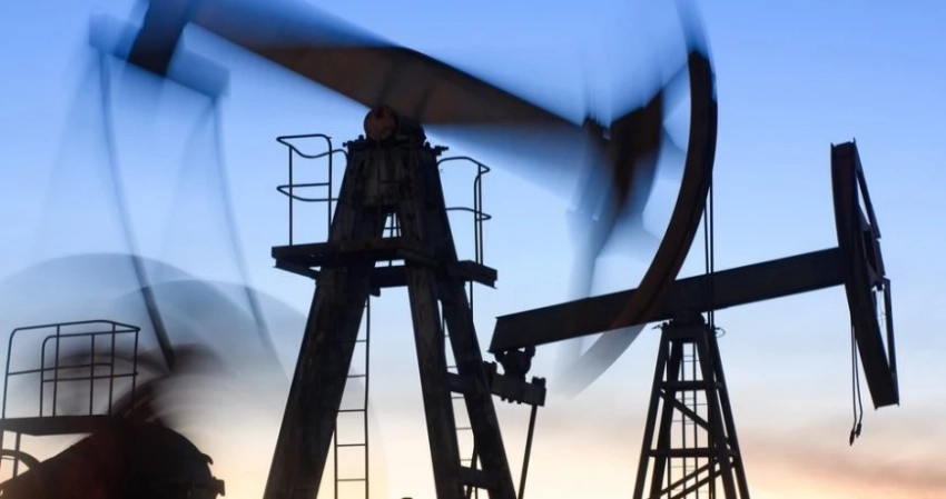 Цены на нефть 3 октября упали почти на 1% из-за укрепления доллара и смешанных сигналов о предложении