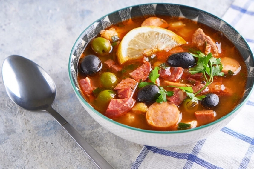 Гепатолог Констанденков назвал три самых вредных для здоровья кишечника супа