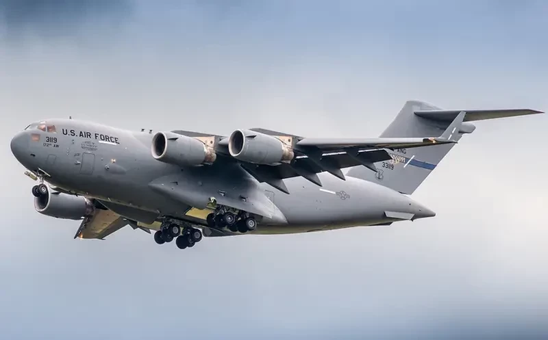 Доставивший ядерное оружие из США в Британию самолёт ВВС США C-17 летел с включенным транспондером, подавая «сигнал России»