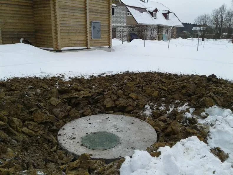 Почистить выгребную яму без откачки: средство, которое эффективно даже зимой