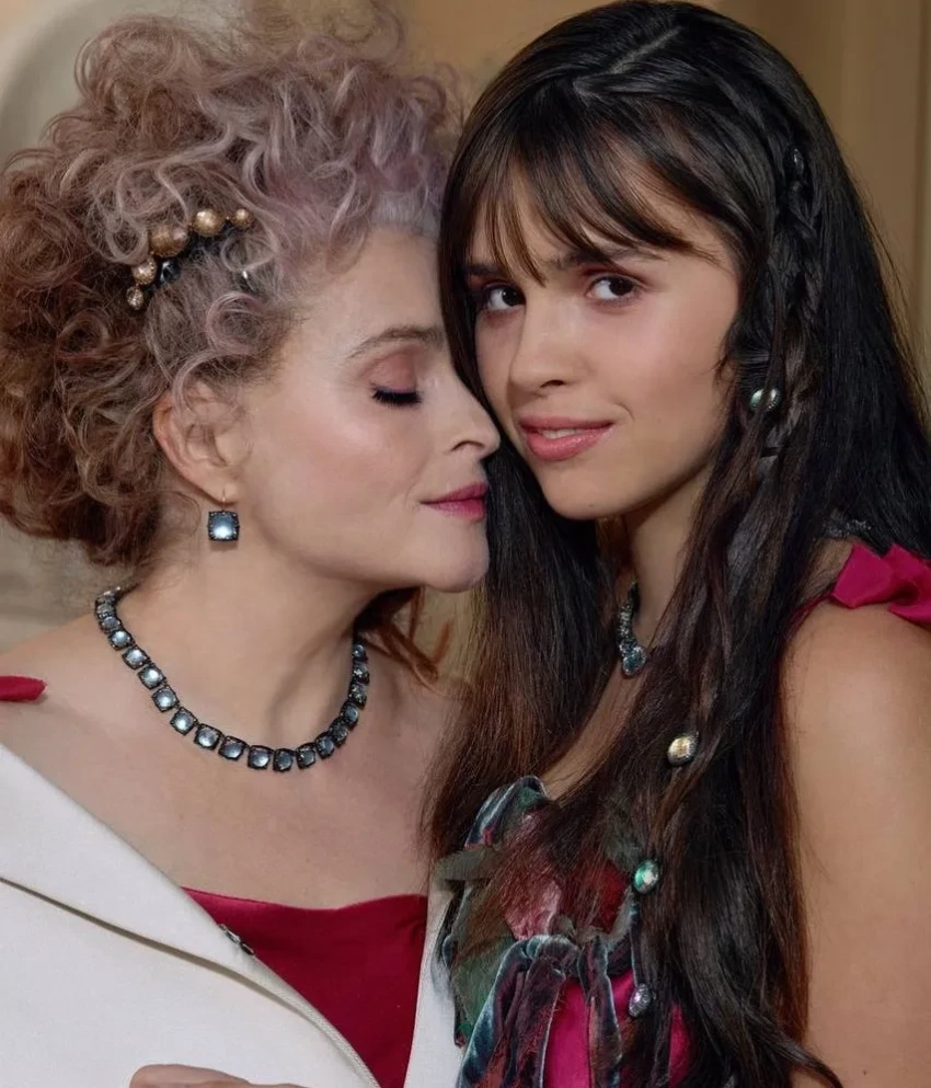 17-летняя дочь Хелены Бонем Картер и Тима Бёртона дебютировала в качестве модели