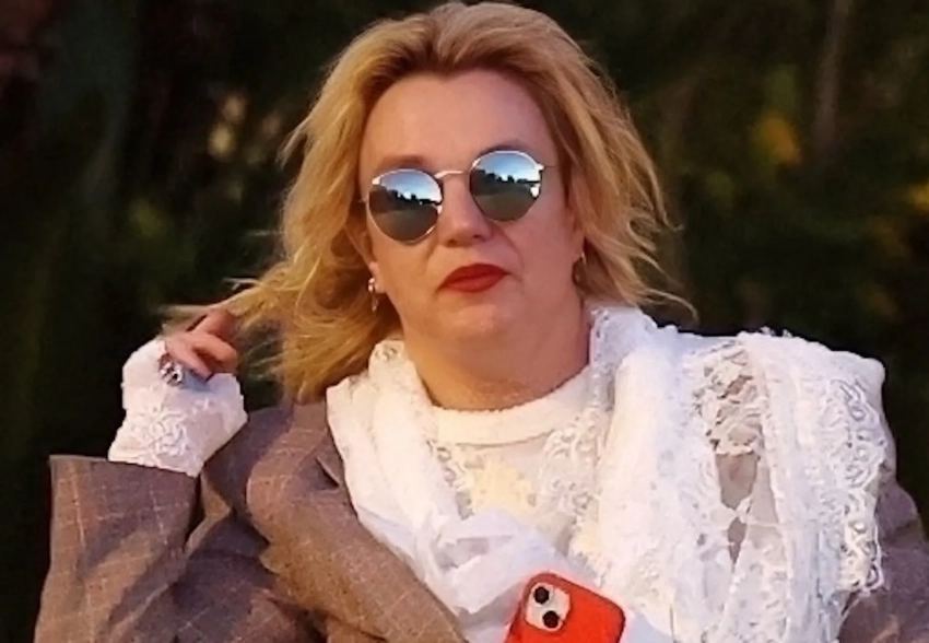 В сети обсуждают "неузнаваемую" Бритни Спирс, которую засняли на улице с бокалом в руке