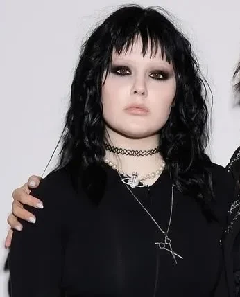 Чёрные волосы, smokey eyes и шипы: младшая дочь певицы Глюкозы кардинально сменила имидж