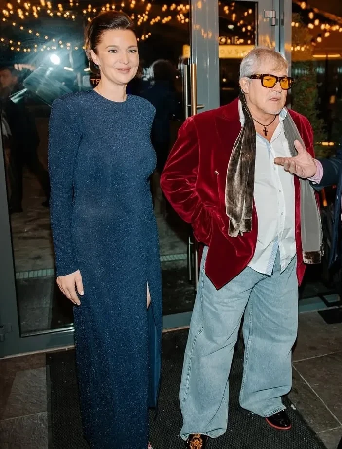 Дмитрий Дибров вышел в свет с новой возлюбленной — знакомой своей бывшей жены Полины Дибровой