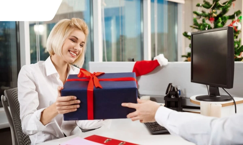 Смысл важнее цены: идеи подарков на Новый год для коллег до 1000 и 3000 рублей