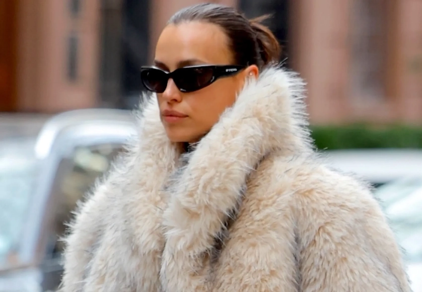 Ирина Шейк вышла на прогулку в шубе и мини-шортах
