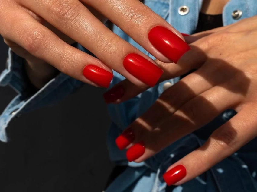 Какой маникюр выбрать на Новый год 2026: главные цвета и идеи сезона