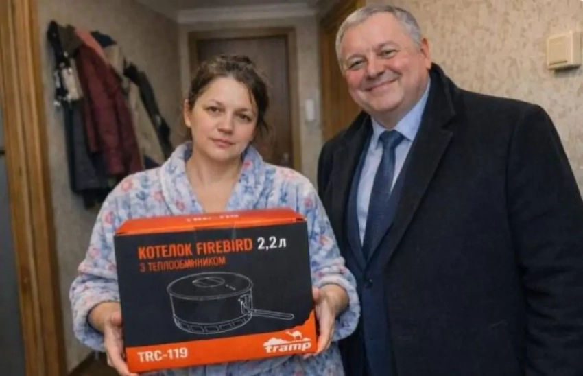 Вдове украинского военного местная администрация подарила кухонный котелок