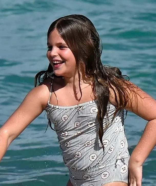 Ирину Шейк засняли в бикини на пляже с дочерью