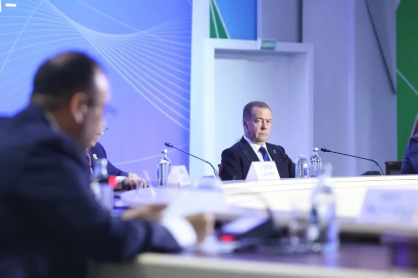 Медведев: попавшая в зависимость от США Европа одной Гренландией не отделается