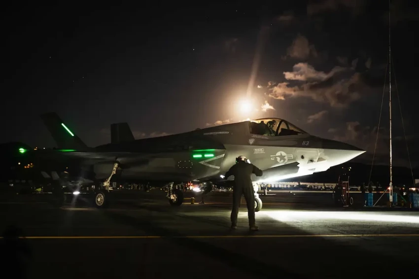 Авиации США в регионе хватит, чтобы вбомбить Иран в каменный век - эксперты