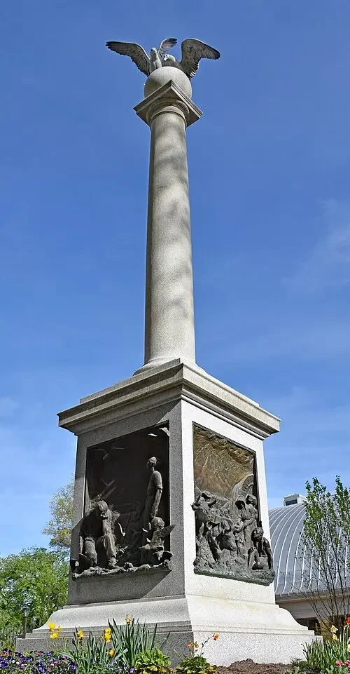 Два памятника… чайкам!