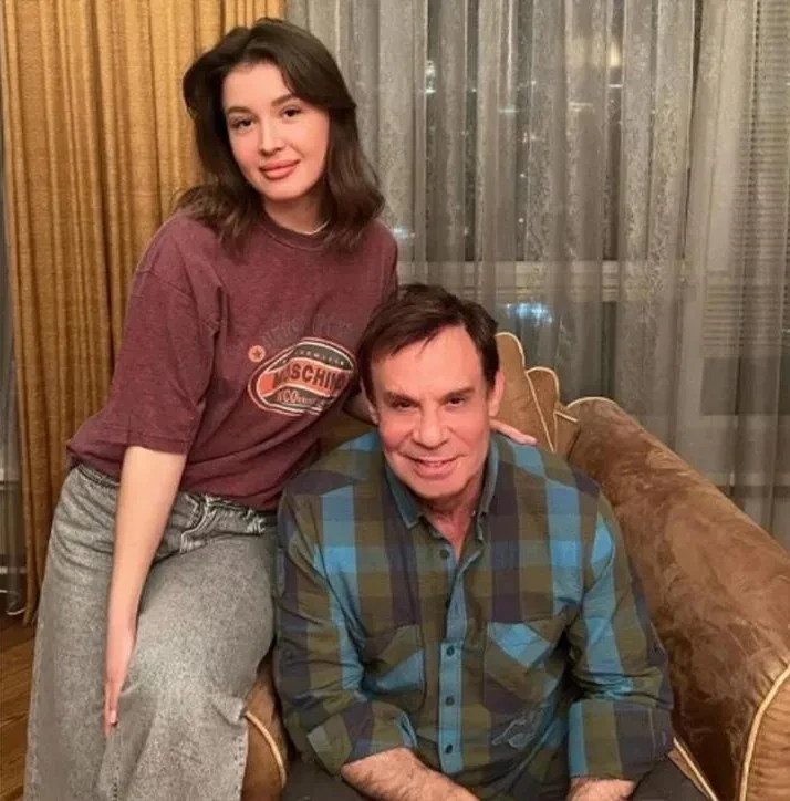 70-летнего Ефима Шифрина подозревают в романе с 25-летней девушкой