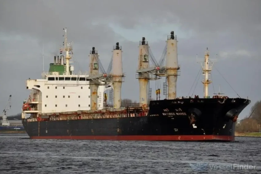 Горит судно Mayuree Naree, попытавшееся пройти через Ормузский пролив