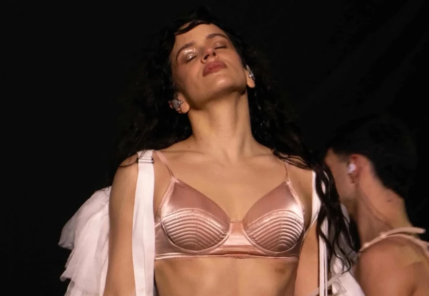 Испанская певица Розалия выступила в одежде российского бренда