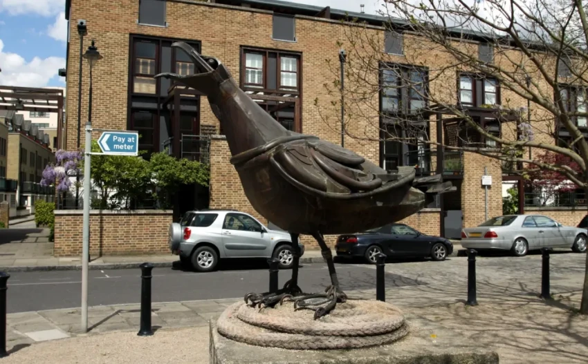 Два памятника… чайкам!