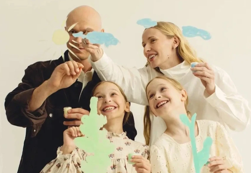 Юра Борисов с женой Анной Шевчук и дочерьми снялись для глянца